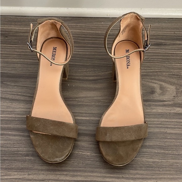 Low Block Heels - Picture 2 of 6